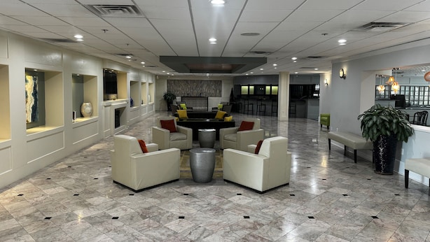A spacious lobby with a central seating area, a bar, and a reception desk. - Wingate Houston at Reliant Park & Medical Center (Houston)