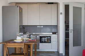 Apartment | Private kitchen | Full-size fridge, microwave, oven, dishwasher - Sunset Apartment above the sea (Bogliasco)
