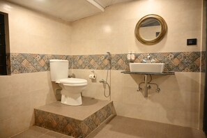 Woodstock Suite | Bagno | Doccia, soffione a pioggia, asciugacapelli, pantofole