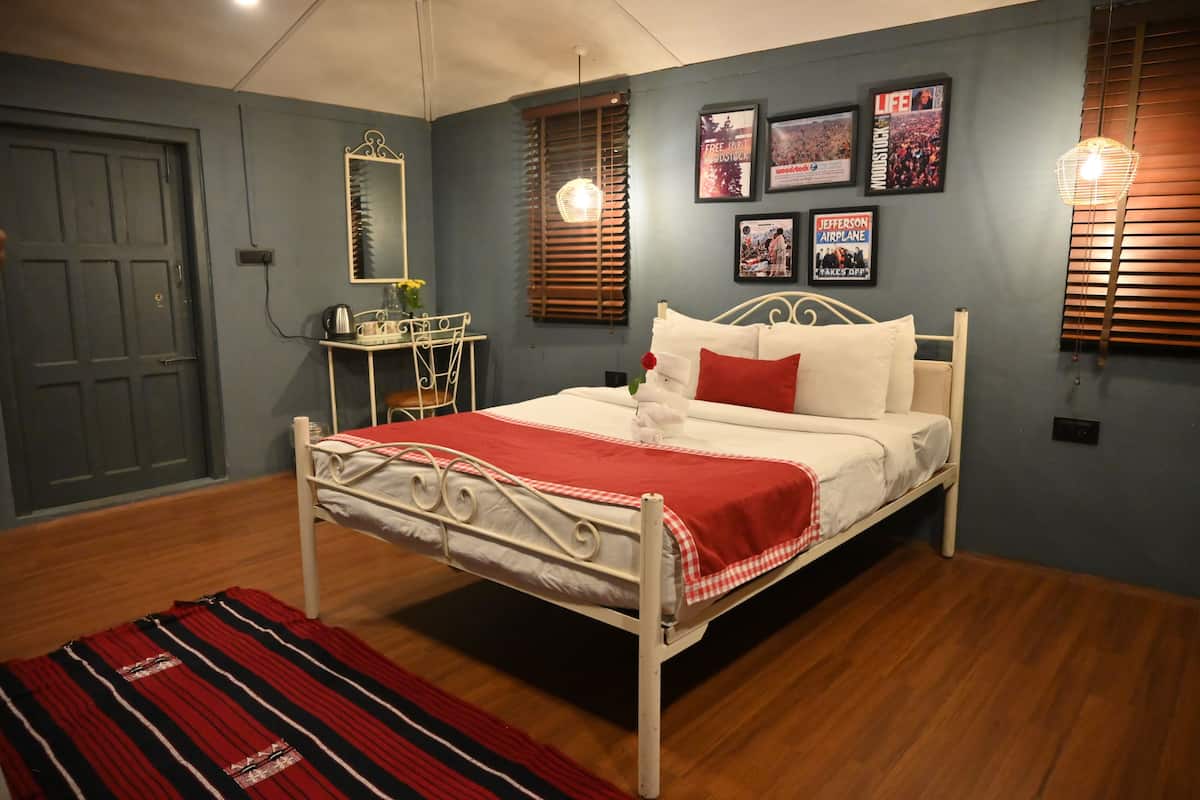 Woodstock Suite | Premium bedding, in-room safe, iron/ironing board