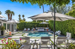 Lämmitetty uima-allas