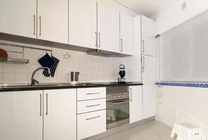 Frigorífico, microondas, horno y placa de cocina