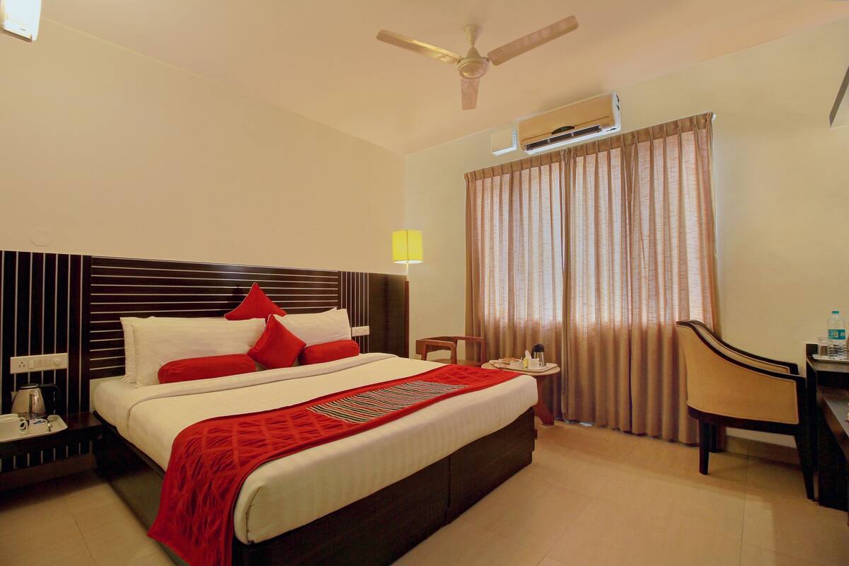 Standard Double Room | 1 bedroom, blackout drapes, soundproofing, iron/ironing board
