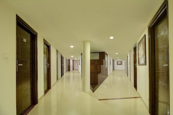 Hallway - Hotel Himalaya By Monarch (Bengaluru)