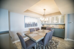 Dining - Gorgeous updated condo, 2nd floor, amazing views + Free Attraction Tickets! (Myrtle Beach)