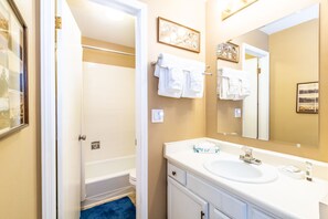 淋浴/盆浴组合、吹风机、毛巾、肥皂