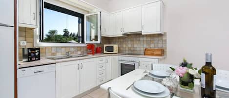 Frigorífico, microondas, horno y cafetera o tetera