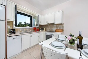 Jääkaappi, mikroaaltouuni, uuni, kahvin-/teenkeitin