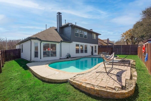 Pearl White Dream Home With Private Pool & Theatre