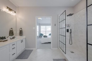 6 bedrooms, iron/ironing board, WiFi, bed sheets