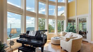 Smart TV, fireplace, DVD player, table tennis