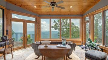 智能電視、壁爐、DVD 播放機、乒乓球設施