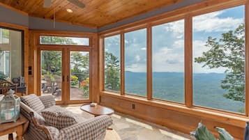 Smart TV, fireplace, DVD player, table tennis