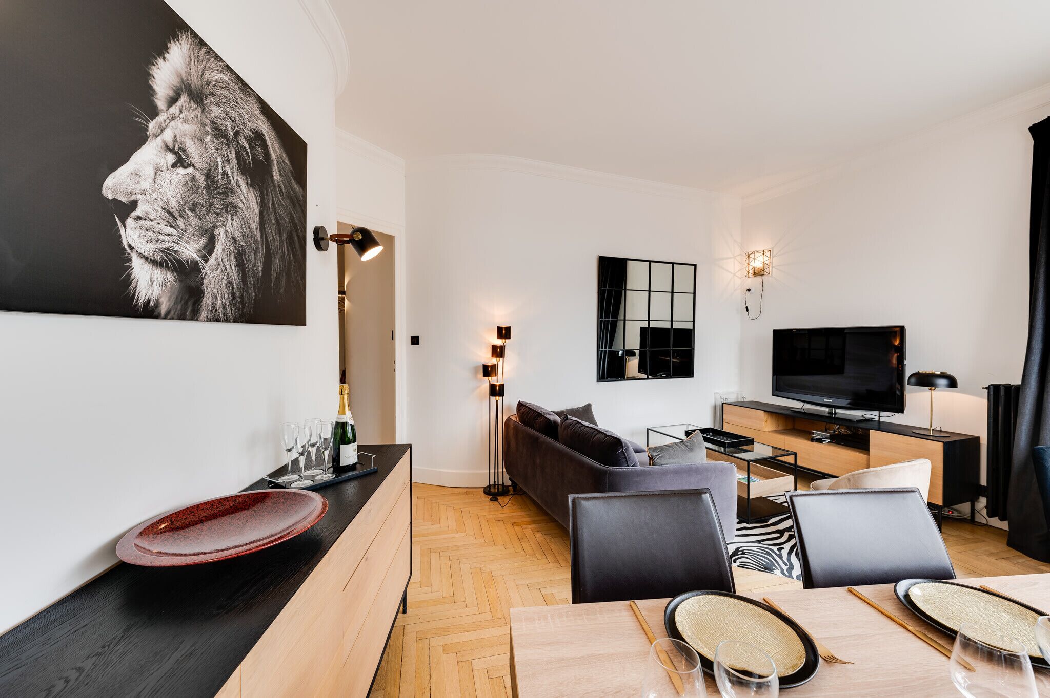 Fernseher, Kamin, Stereoanlage
