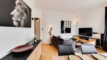 Fernseher, Kamin, Stereoanlage