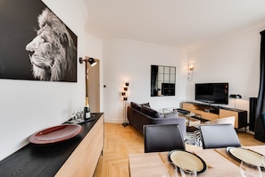 Télévision, cheminée, chaîne hi-fi