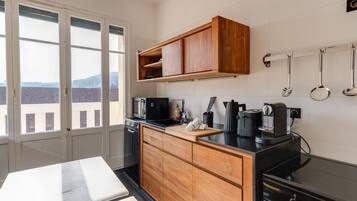 Een koelkast, een microgolfoven, een oven, een vaatwasser