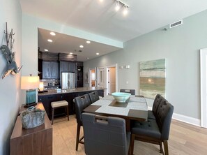 Dining - Free Beach Service! Gulf-front 17th floor penthouse at Emerald Isle! (Pensacola Beach)