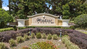 Maisemoitu opastekyltti, jossa lukee teksti ”Windsor Hills 2600”, ja jonka ympärillä on monenlaisia kasveja ja pensaita.