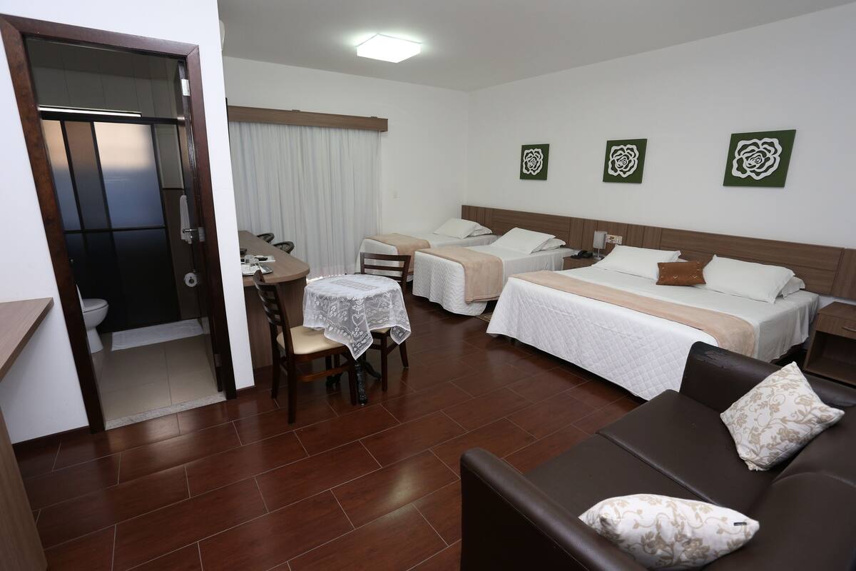 Quarto quádruplo superior | Frigobar, Wi-Fi de cortesia, roupa de cama