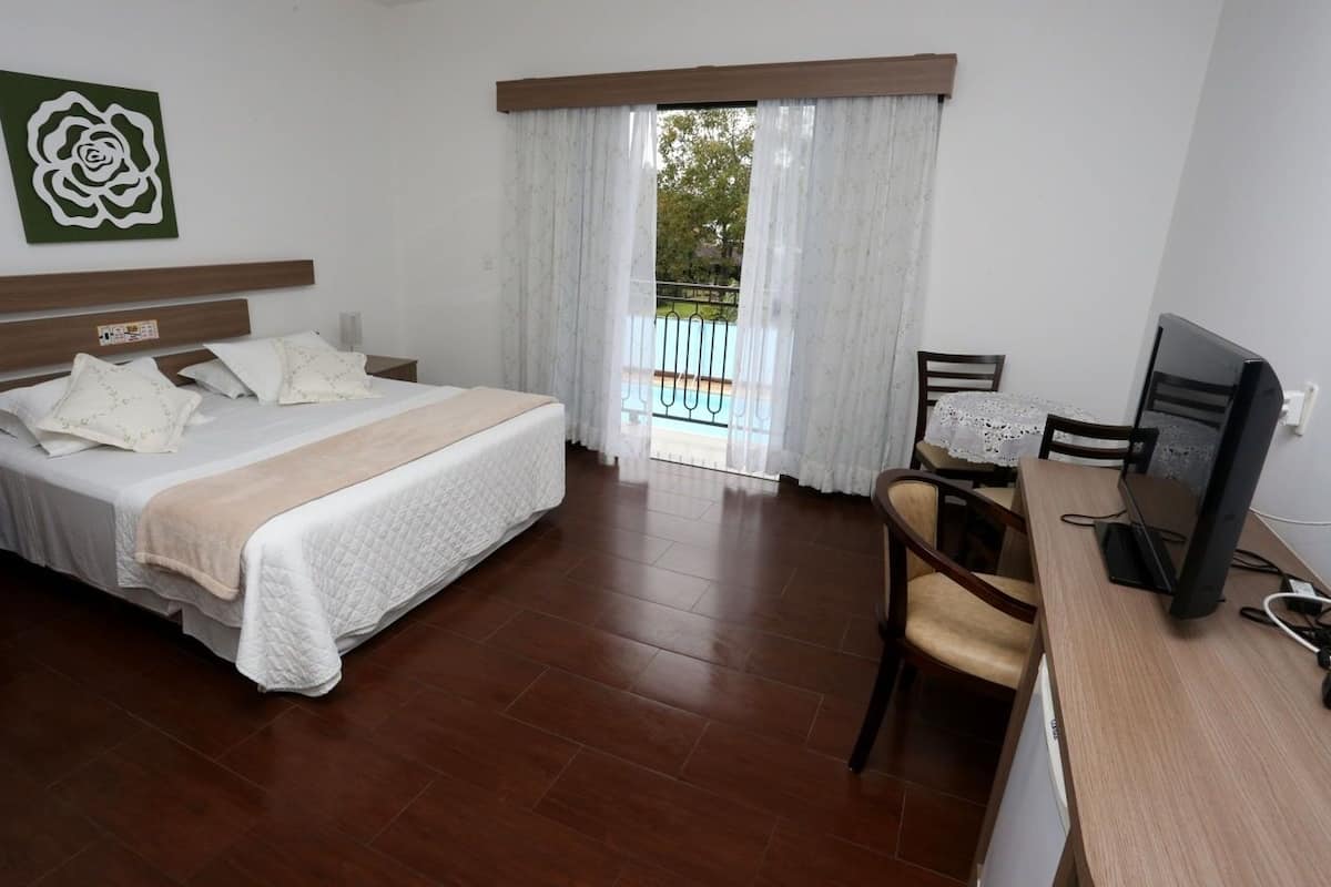 Minibar, wifi gratis y ropa de cama