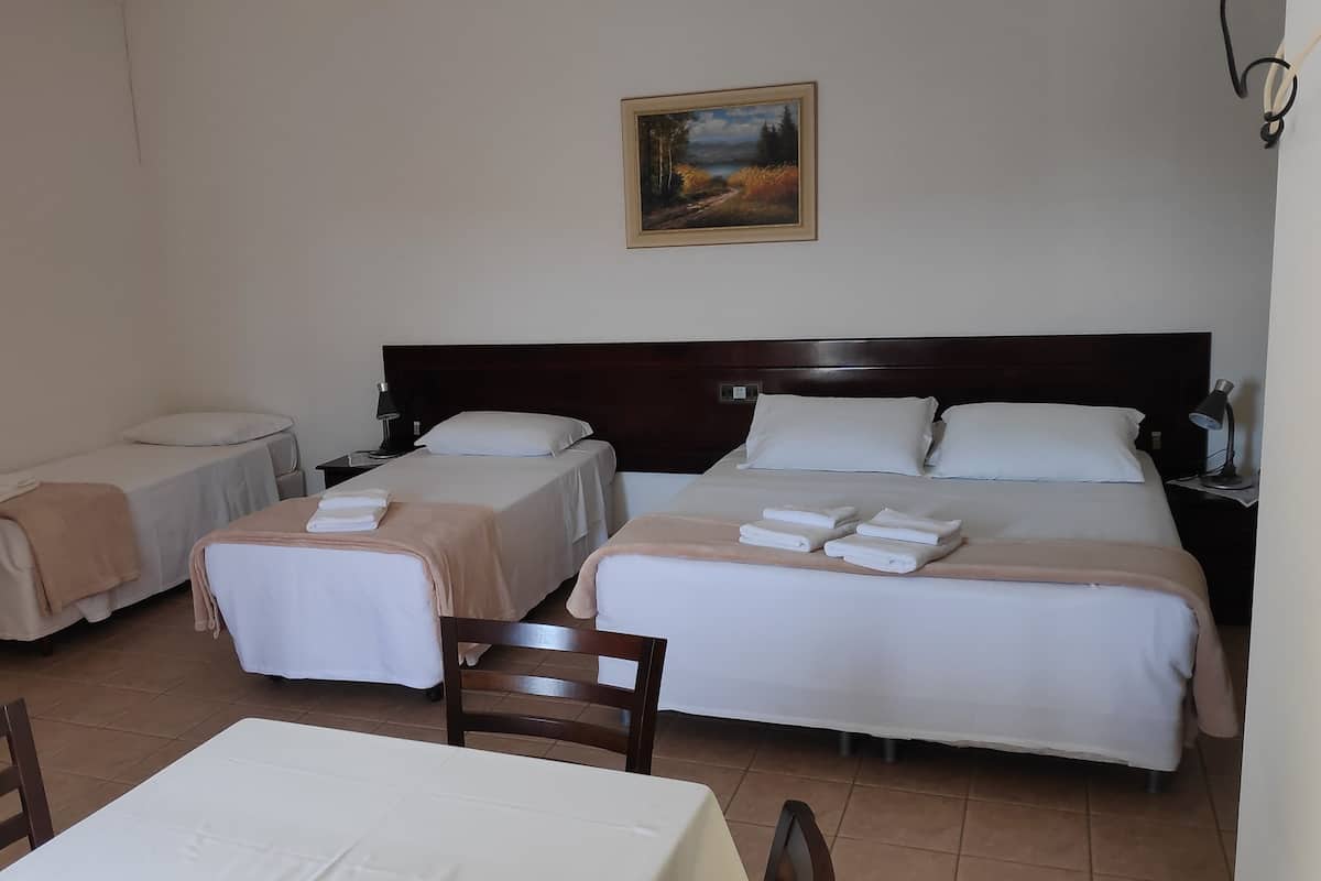 Quarto quádruplo standard | Frigobar, Wi-Fi de cortesia, roupa de cama