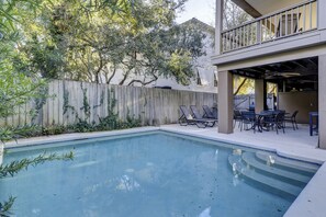 A swimming pool with lounge chairs and a barbecue area. - Sunset Rentals | Four Thirty Third (Isle of Palms)