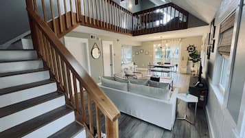 TV connectée, cheminée, baby-foot, table de tennis de table