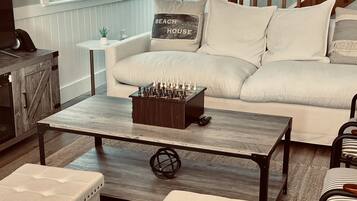 TV connectée, cheminée, baby-foot, table de tennis de table