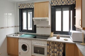 Frigorifero, microonde, forno, piano cottura