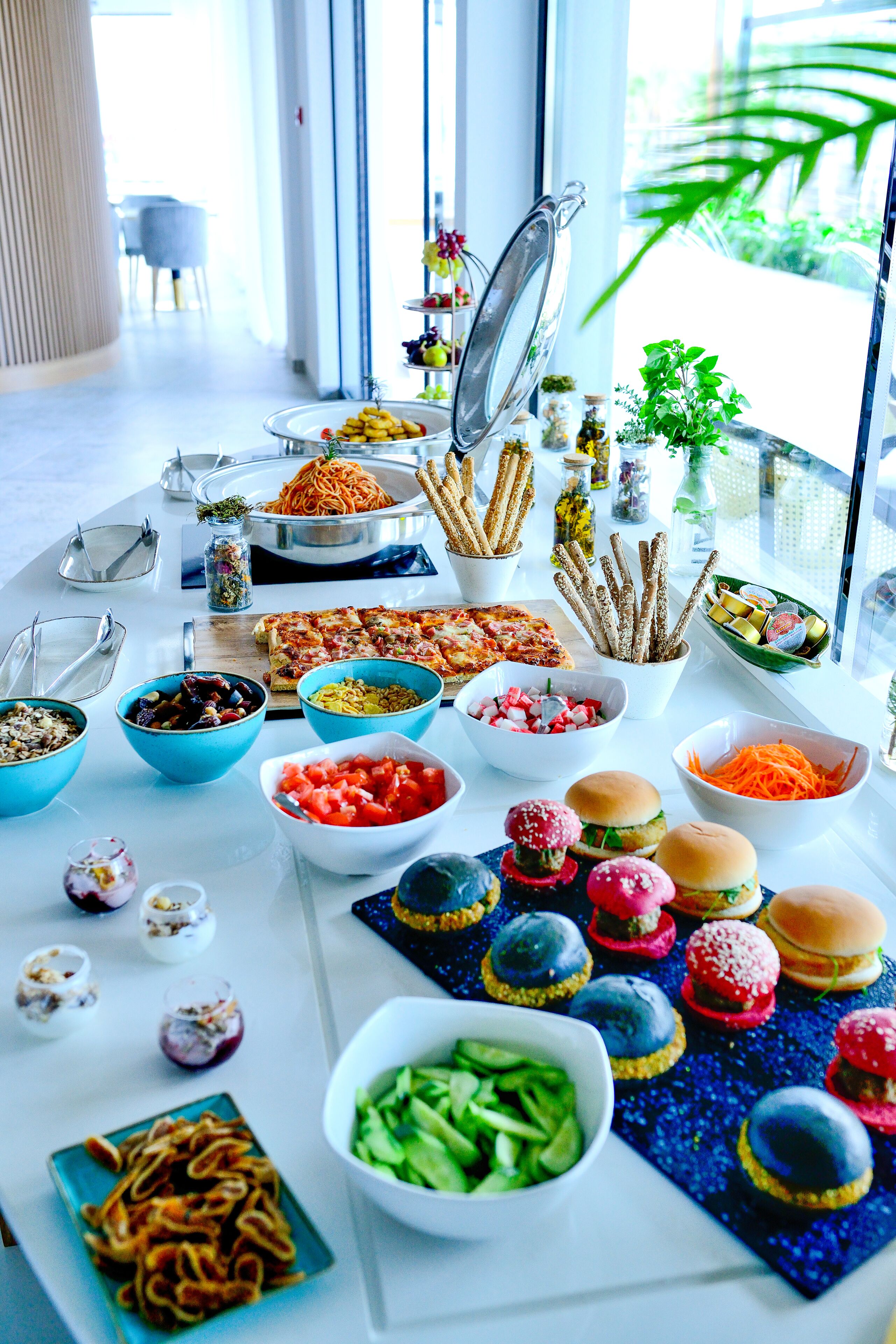 Una mesa de buffet con diferentes alimentos y utensilios.