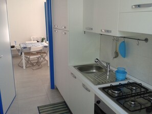 Refrigerador, horno, parrilla de estufa y utensilios de cocina