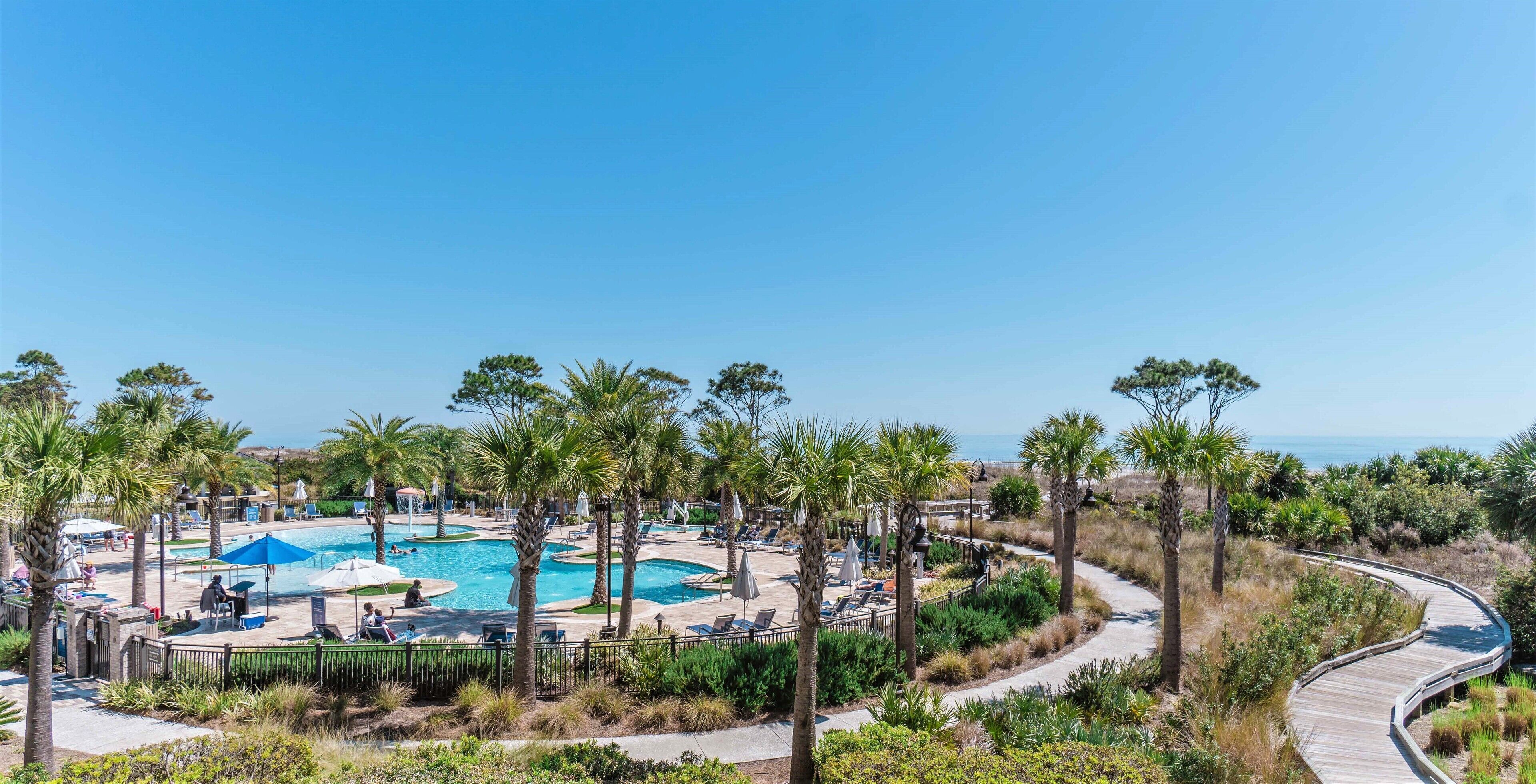 Alberca al aire libre y alberca climatizada