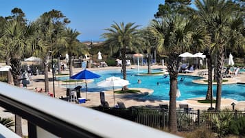 Una piscina al aire libre, una piscina climatizada