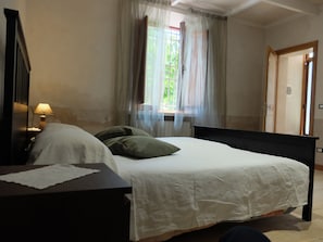 2 chambres, fer et planche Ă repasser, Wi-Fi, draps fournis