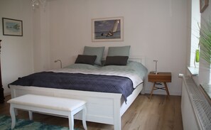 3 bedrooms, travel cot, free WiFi, bed sheets