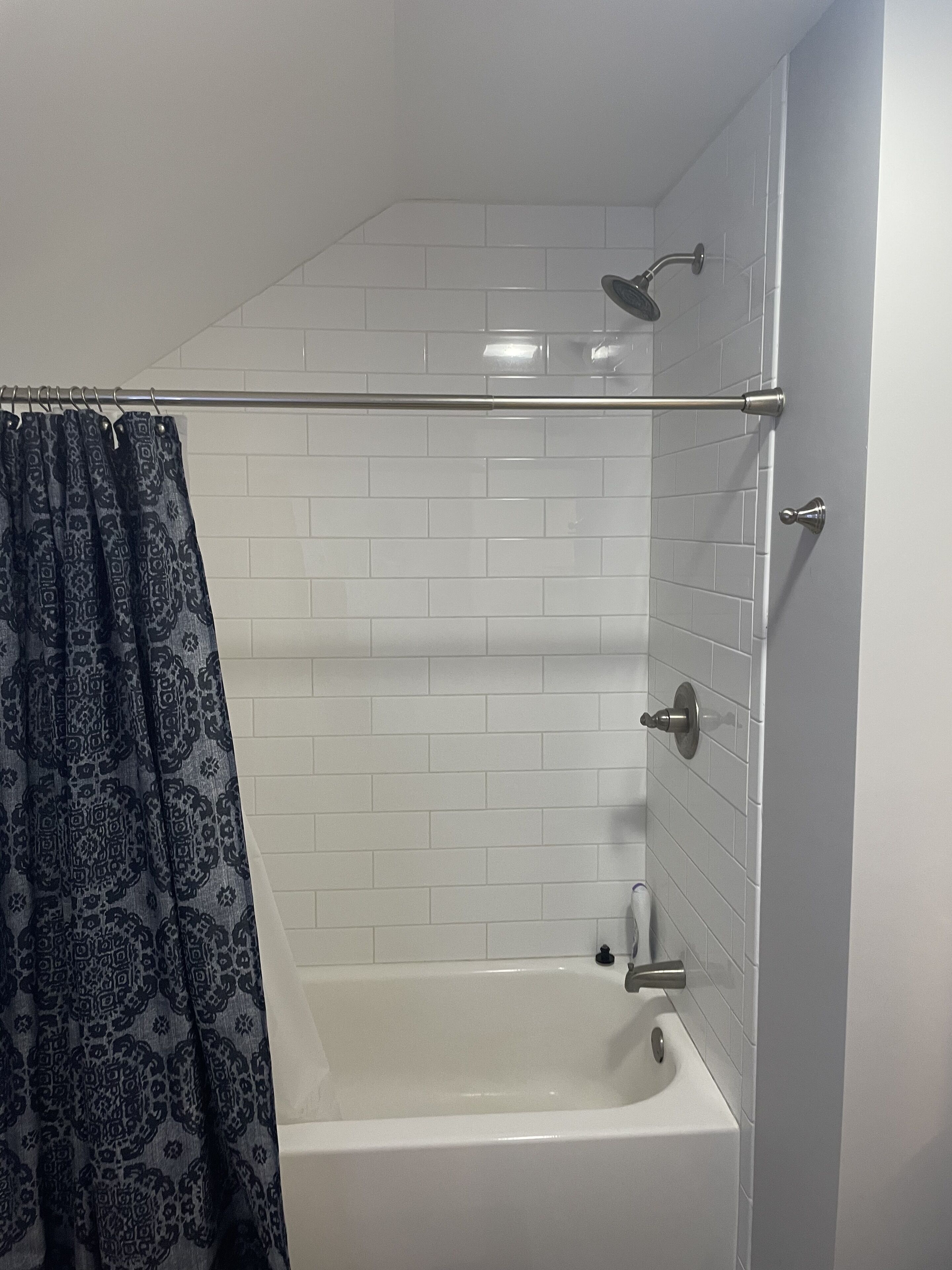 Secador de cabelo, toalhas de banho