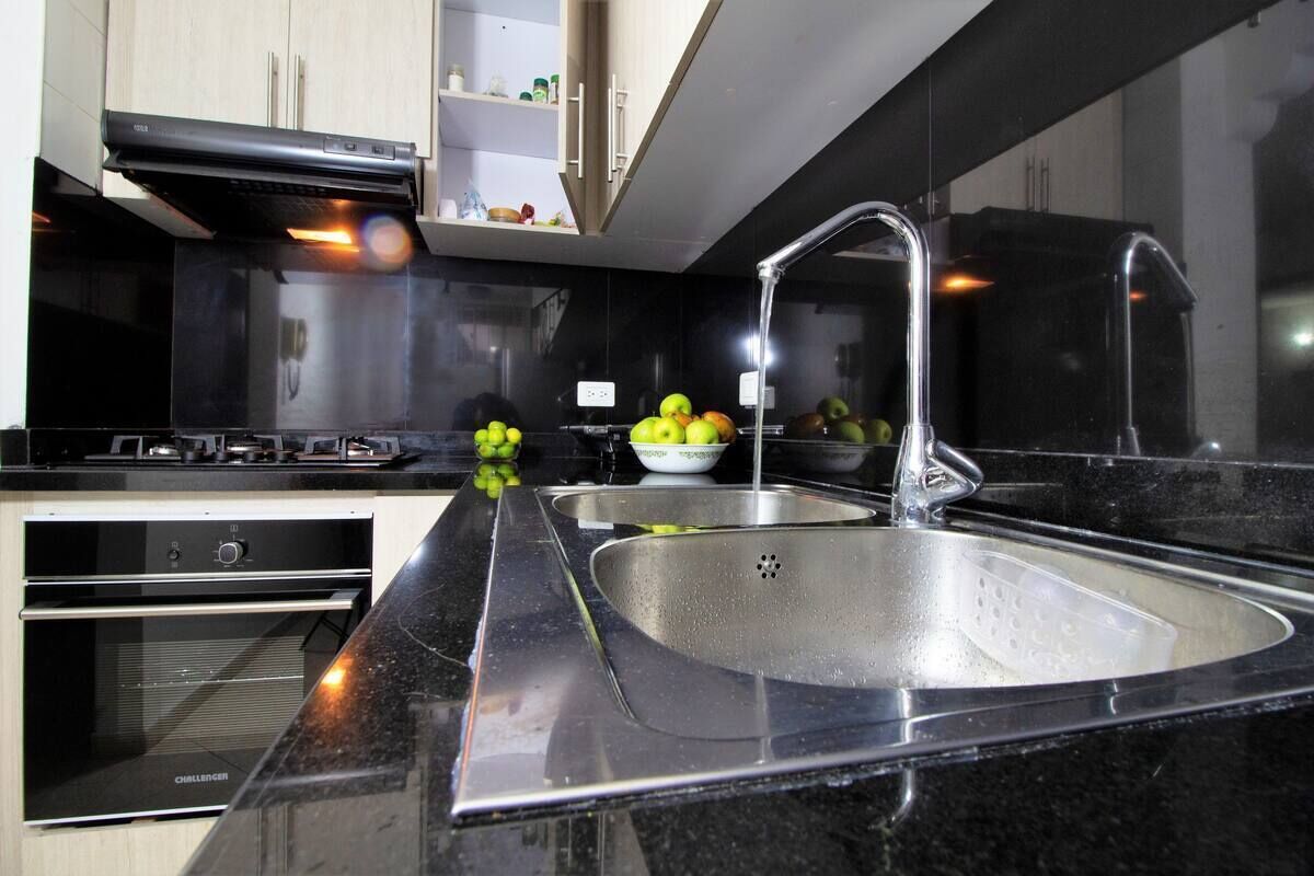 Frigorífico, microondas, horno y lavavajillas