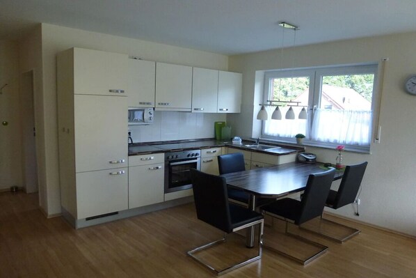 Fridge, oven, stovetop, coffee/tea maker