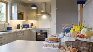 Eine moderne Küche mit Einbauofen, Kaffeemaschine und Toaster.