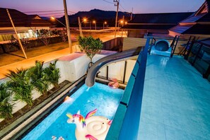 Una piscina al aire libre