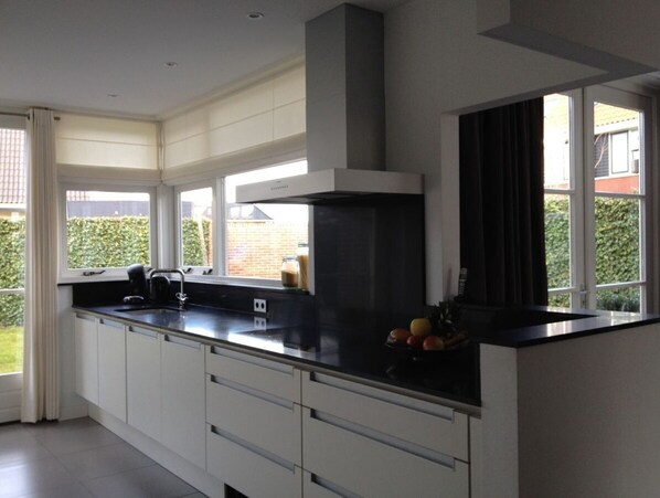 Fridge, microwave, oven, stovetop - Vakantiewoning Yerseke (Yerseke)