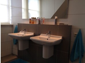 Baignoire, sèche-cheveux, serviettes fournies, papier toilette