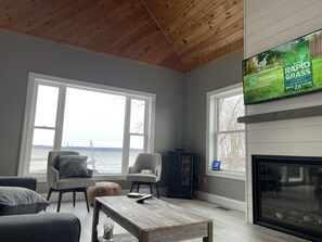 Smart TV y chimenea 
