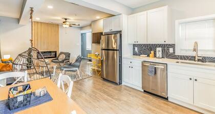 Shops across street! ★ Parking ★ Convention Center