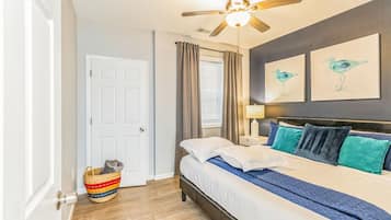 2 makuuhuonetta, työpöytä, silitysrauta/-lauta, vauvan matkasänky