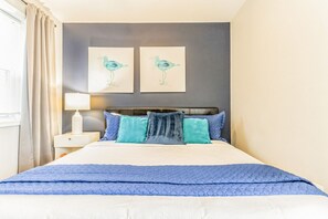 2 slaapkamers, een bureau, een strijkplank/strijkijzer, reisbedje