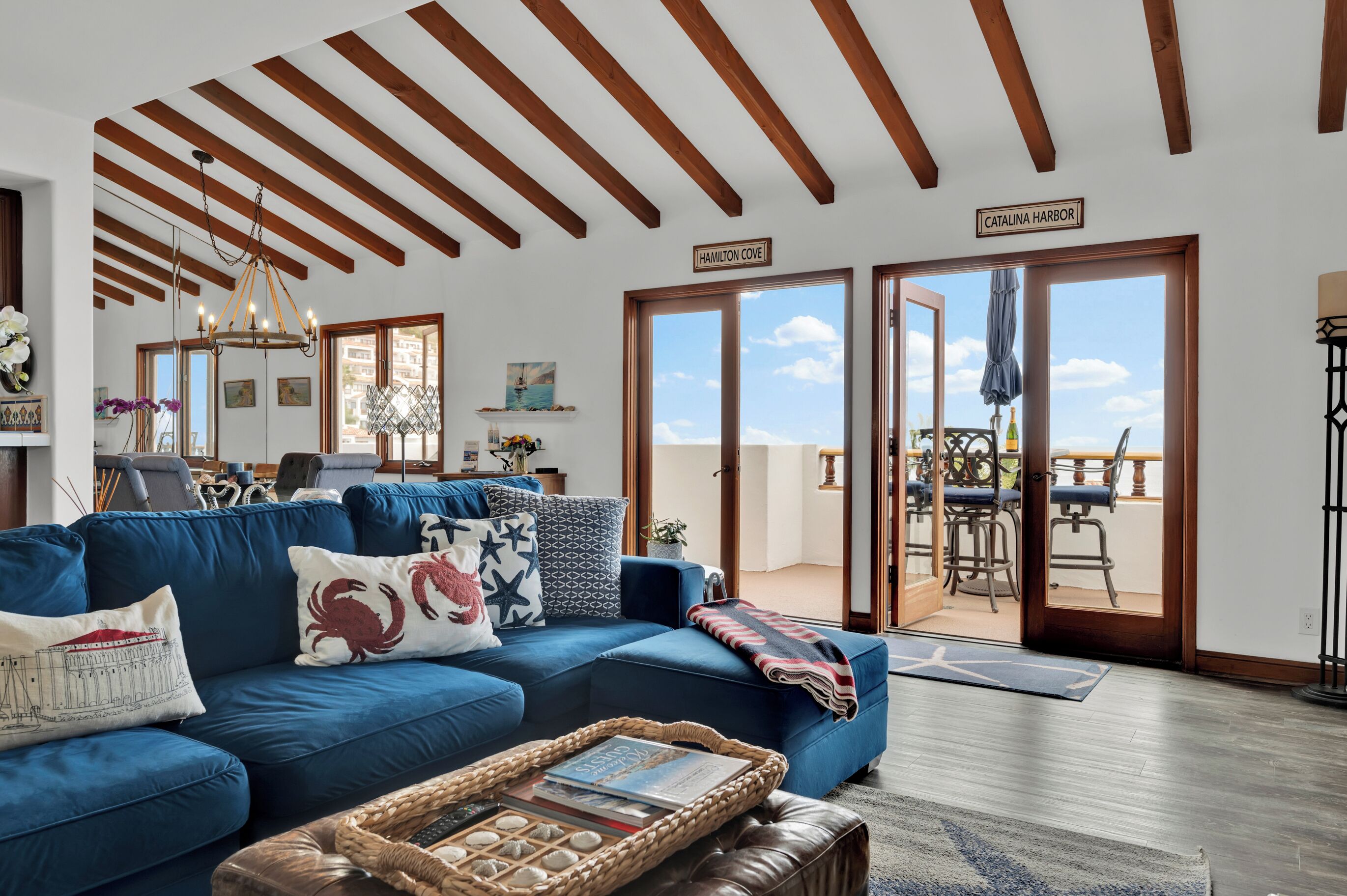 Una Smart TV, una chimenea, un reproductor de DVD, libros