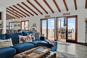 Smart-TV, peis, DVD-spiller og bøker