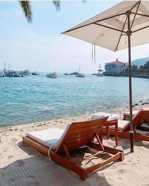 Plage, chaises longues, serviettes de plage